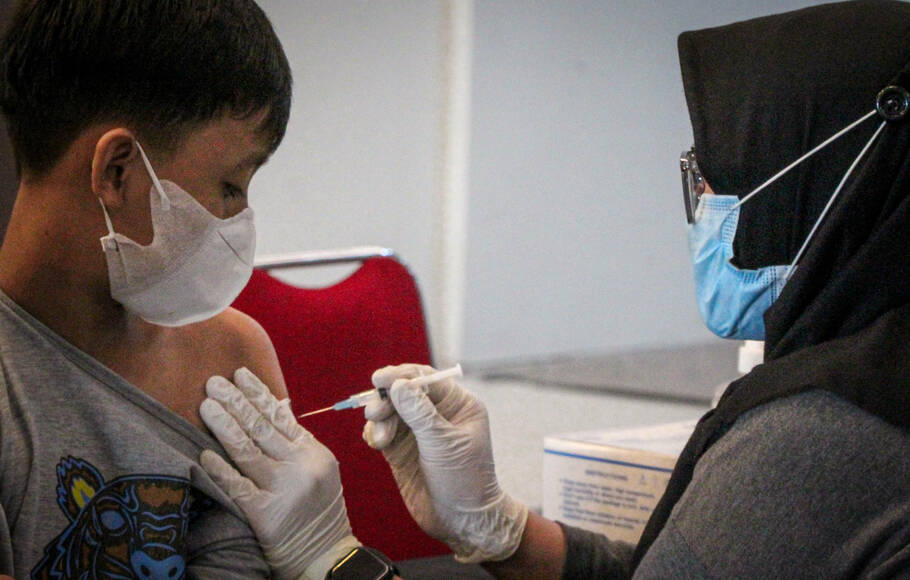 Tim medis melakukan vaksinasi kepada anak di Lippo Mall Kemang, Jakarta Selatan, Minggu, 16 Januari 2022.