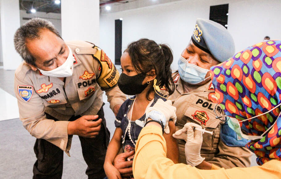 Tim medis melakukan vaksinasi kepada anak di Lippo Mall Kemang, Jakarta Selatan, Minggu, 16 Januari 2022.