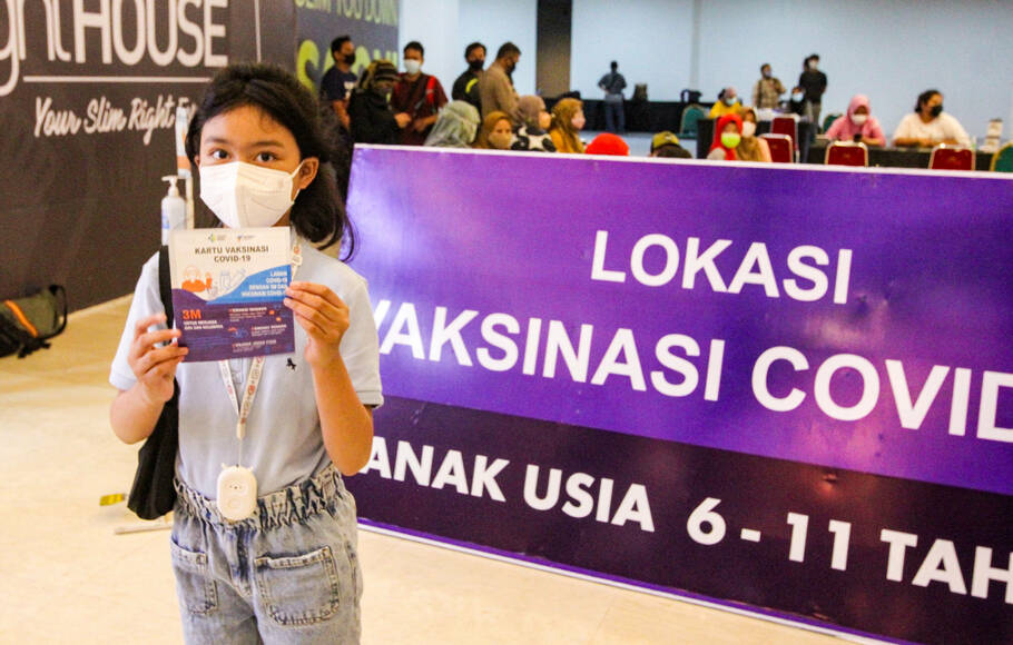 Seorang anak menunjukan sertifikat vaksin usai melakukan vaksinasi di Lippo Mall Kemang, Jakarta Selatan, Minggu, 16 Januari 2022.