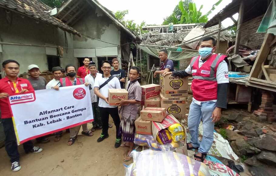 Alfamart memberikan bantuan berupa ratusan paket sembako seperti beras, mi instan, dan makanan instan lainnya untuk membantu korban bencana gempa Banten. Bantuan tersebut diberikan di Kecamatan Sumur, Pandeglang, Sabtu 15 Januari 2022.