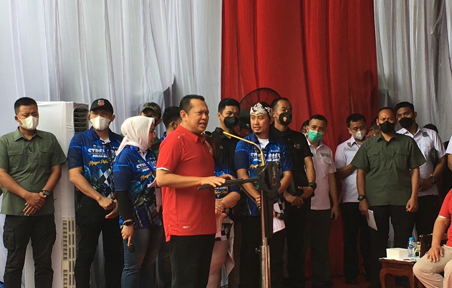 Ketua MPR sekaligus Ketua Ikatan Motor Indonesia (IMI) Bambang Soesatyo (Bamsoet) di acara Street Race yang digelar Polda Metro Jaya di Ancol, Jakarta Utara, Minggu, 16 Januari 2022.