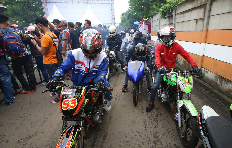 Peserta antri memasuki jalur balapan, dalam Street Race Polda Metro Jaya di Ancol, Jakarta, Minggu 16 Januari 2021.
