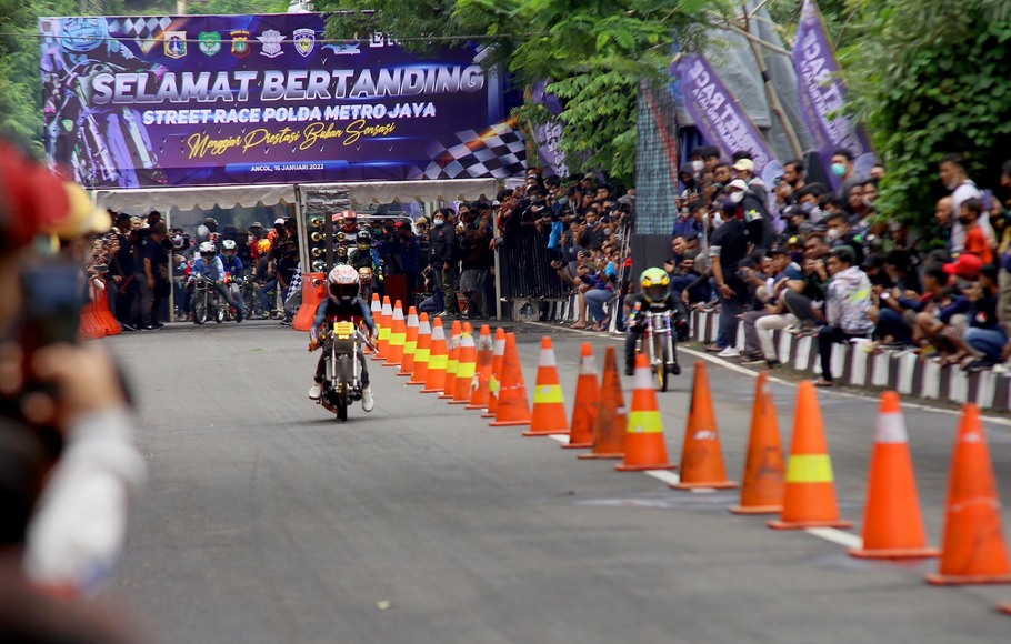 Peserta memacu sepeda motornya dalam Street Race Polda Metro Jaya di Ancol, Jakarta, Minggu 16 Januari 2021.