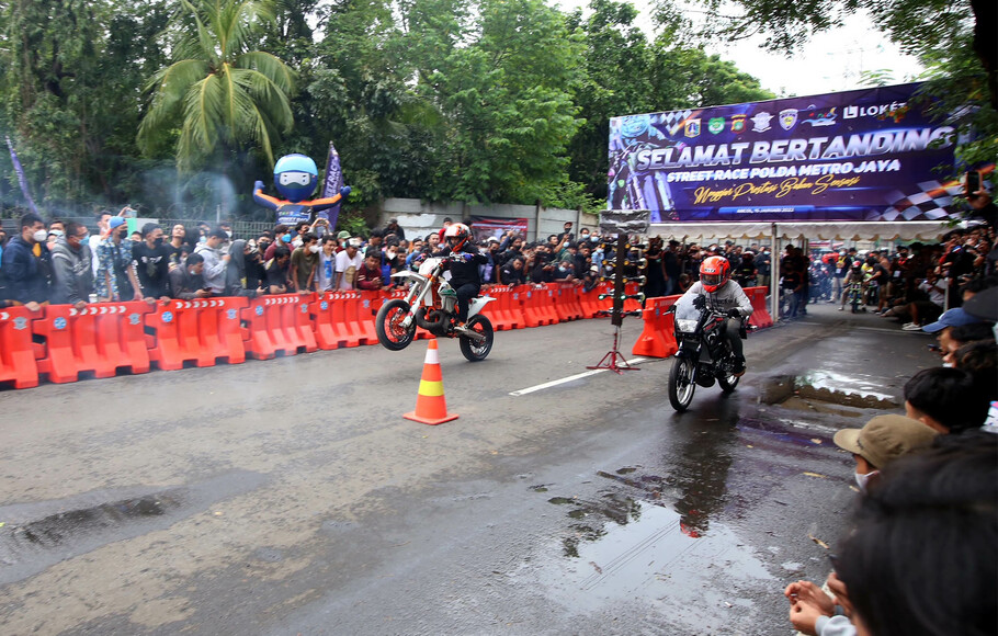 Peserta memacu sepeda motornya dalam Street Race Polda Metro Jaya di Ancol, Jakarta, Minggu 16 Januari 2021.