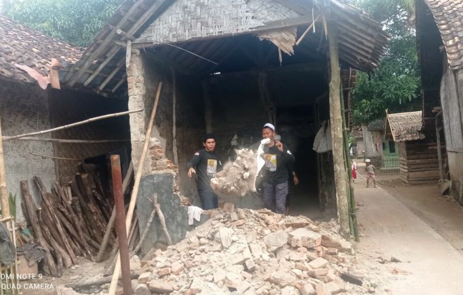 Badan Penanggulangan Bencana Daerah (BPBD) Kabupaten Lebak, Provinsi Banten mencatat 274 rumah rusak akibat gempa tektonik berkekuatan 6,6 yang terjadi Jumat, 14 Januari 2022.
