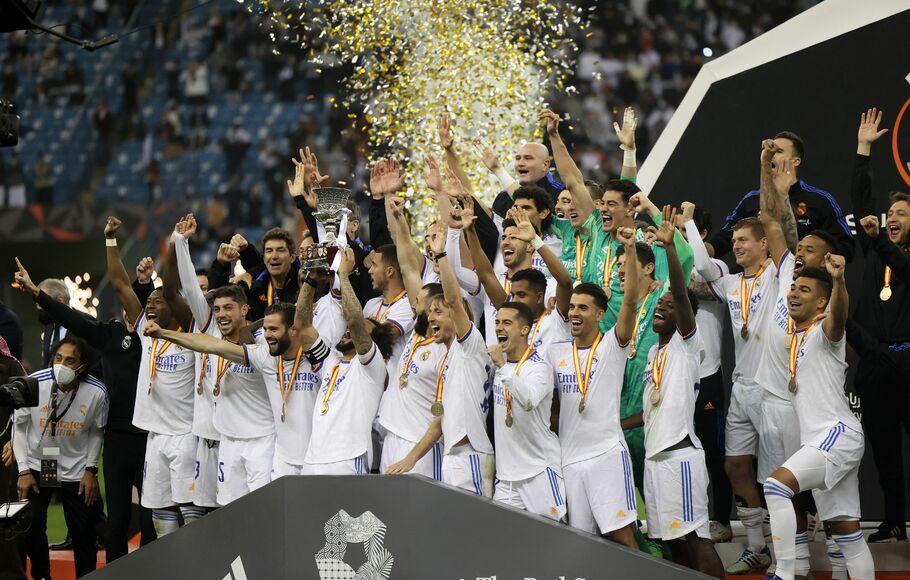 Para pemain Real Madrid merayakan sukses merebut Piala Super Spanyol setelah menaklukkan Athletic Bilbao, 2-0, di King Fahd International stadium di Riyadh, Minggu, 16 Januari 2022. 