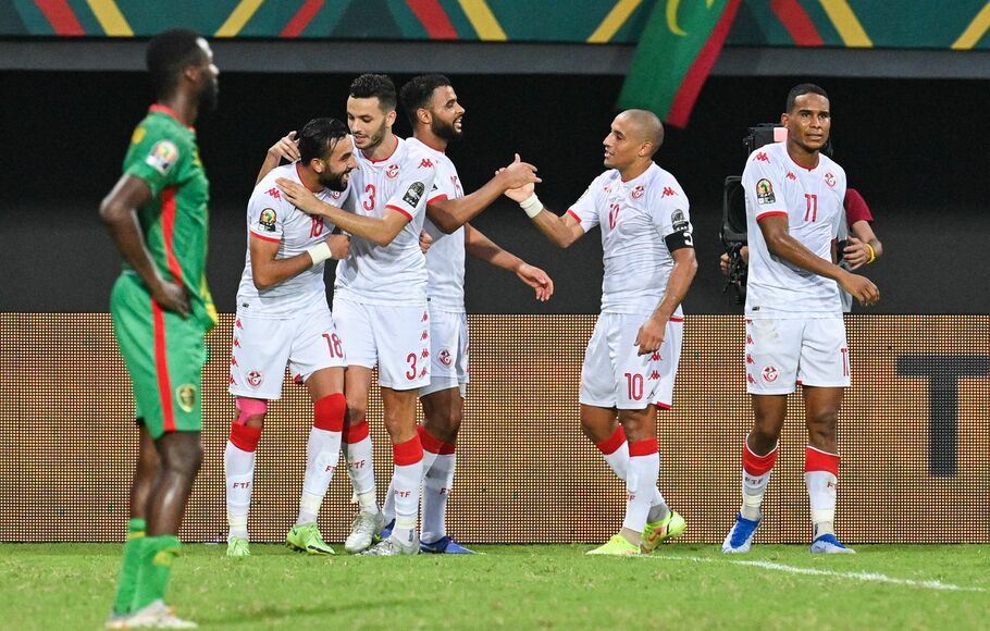 Para pemain Tunisia merayakan gol ke gawang Mauritania dalam partai Piala Afrika 2021 di Stadion Limbe. Kamerun, Minggu, 16 Januari 2022.