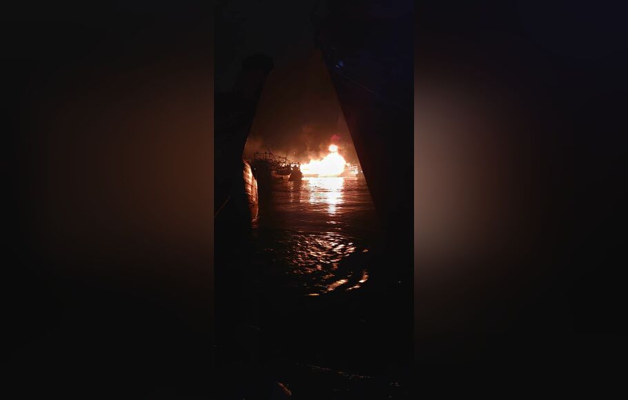 Kapal terbakar di Muara Angke, Penjaringan, Jakarta Utara, Senin, 17 Januari 2022. 