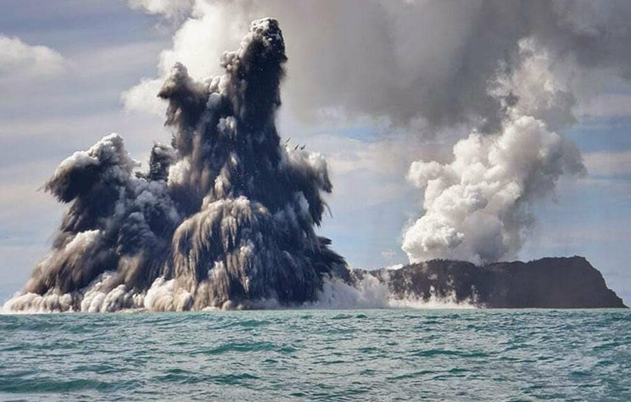 Gunung berapi Hunga Tonga Hunga Ha’apai di bawah laut di lepas pantai Tonga meletus yang memicu tsunami di pantai Tonga.
