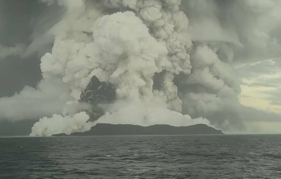 Erupsi Gunung berapi Hunga Tonga-Hunga Ha'apai pada Sabtu 15 Januari 2022.