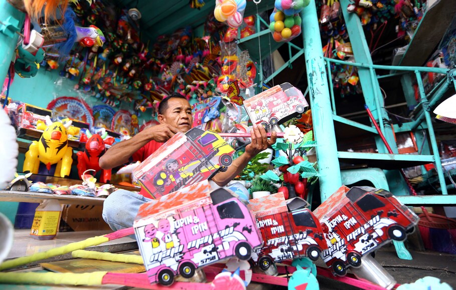 Pedagang mainan merapihkan mainan tradisional truk otok-otok yang dijualnya di Pamulang, Tangerang Selatan, Banten, Senin, 17 Januari 2022. Mainan tradisional anak yang terbuat dari bahan daur ulang seperti plastik, kaleng, dan gabus tersebut, dijual dengan harga Rp20 ribu per buah. 
