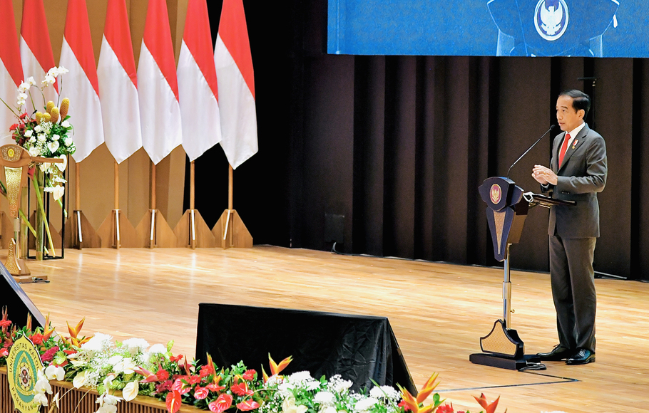Presiden Joko Widodo berpidato dalam acara Dies Natalis ke-67 Universitas Katolik Parahyangan (Unpar) di Pusat Pembelajaran Arntz-Geise (PPAG) Unpar, Bandung, Jawa Barat, Senin, 17 Januari 2022.
