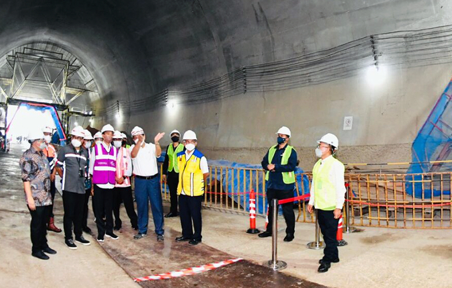 Presiden Joko Widodo meninjau perkembangan konstruksi Kereta Cepat Jakarta-Bandung (KCJB) berupa terowongan (tunnel) dua yang ada di Purwakarta, Jawa Barat, Senin, 17 Januari 2022.