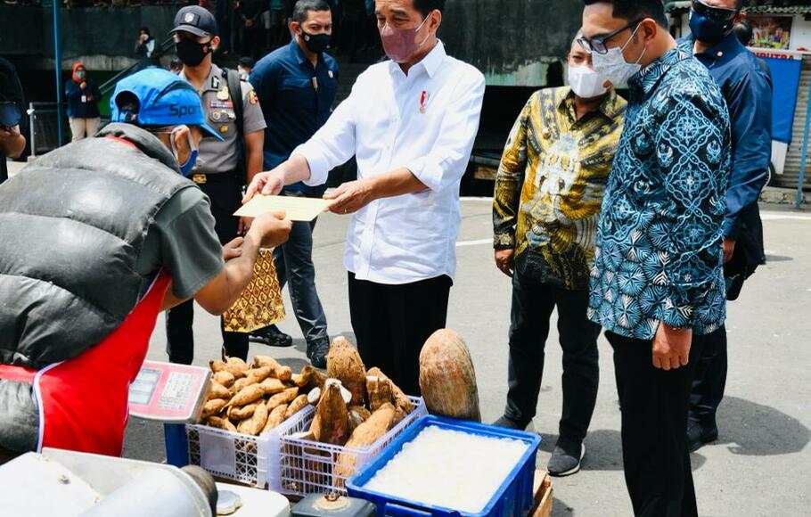Presiden Joko Widodo (Jokowi) memberikan bantuan tunai untuk pedagang kaki lima dan warung di Pasar Sederhana, Bandung, Jawa Barat, Senin, 17 Januari 2022.