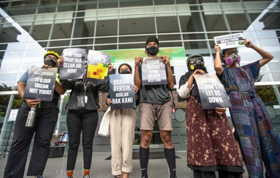 Para aktivis berunjuk rasa saat mendaftarkan dokumen kontra memori banding atas pencemaran udara di Jakarta, di Pengadilan Negeri Jakarta Pusat, Senin 17 Januari 2022. 
