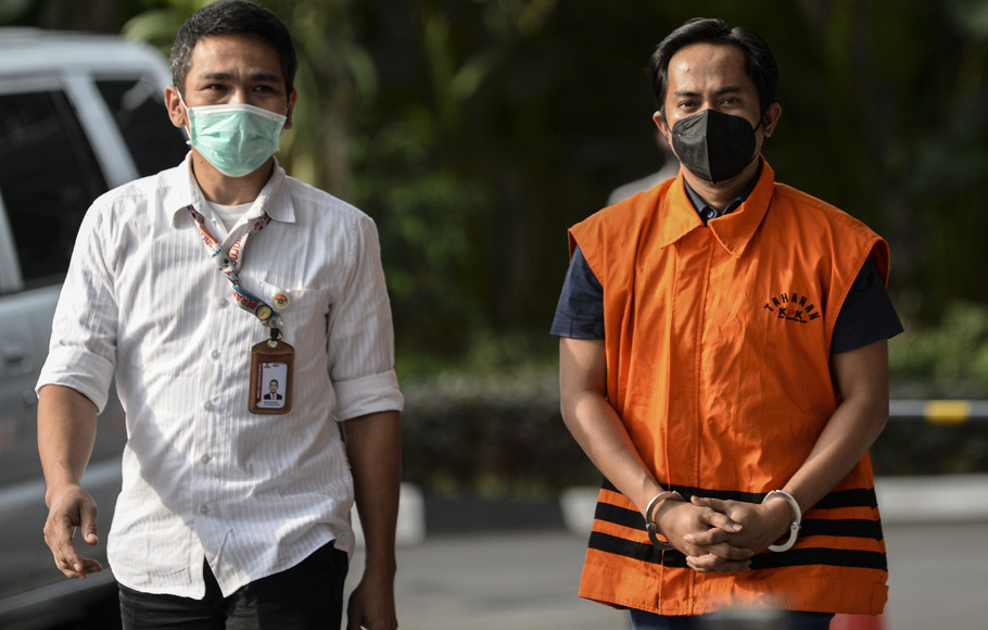 Bupati Penajam Paser Utara Abdul Gafur Mas'ud (kanan) berjalan memasuki ruangan untuk menjalani pemeriksaan di gedung KPK, Jakarta, Senin, 17 Januari 2022.