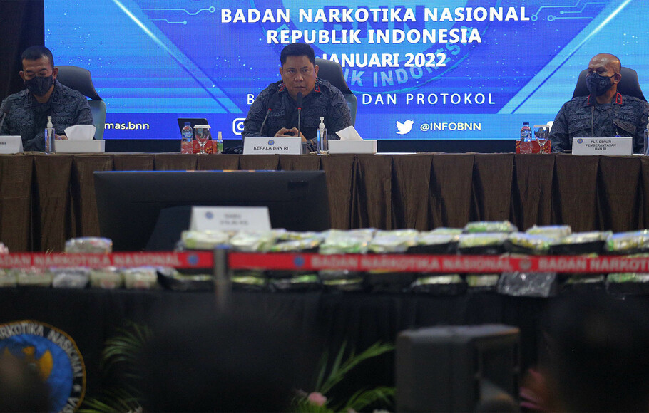 Kepala BNN Komjen Pol Petrus R Golose (tengah), memberikan keterangan pers di Gedung BNN, Jakarta, Senin 17 Januari 2022.