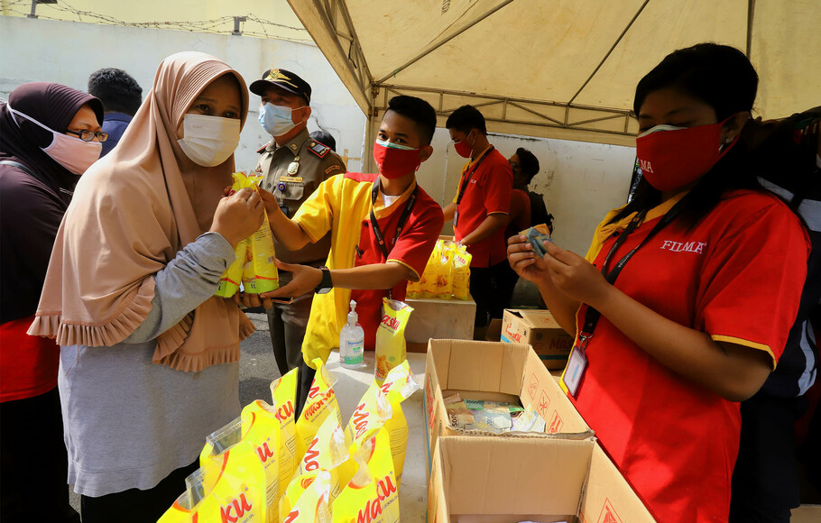 Sejumlah Ibu rumah tangga mengantri untuk membeli minyak goreng dengan harga Rp. 14.000./liter pada operasi pasar murah di halaman kantor Kecamatan Johar Baru, Jakarta Pusat, Senin 17 Januari 2022.