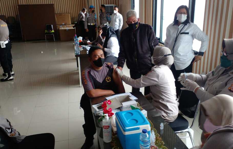 Anggota Polresta Bogor Kota menerima boster vaksinasi Covid-19 di Aula Mapolresta Kota Bogor, Senin, 17 Januari 2022.