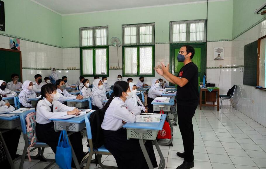 Menteri Pendidikan, Kebudayaan, Riset, dan Teknologi (Mendikbudristek) Nadiem Anwar Makarim meninjau  pelaksanaan pembelajaran tata muka (PTM) terbatas di  SMP Negeri 2 Kota Bandung, Jawa Barat, Senin 17 Desember 2022.
