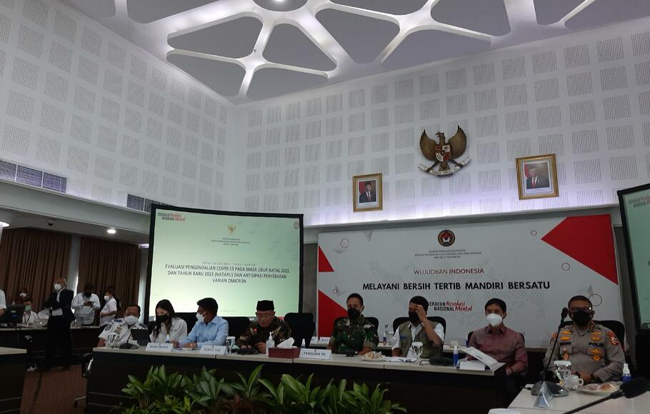 Menteri Koordinator Pemberdayaan Masyarakat dan Kebudayaan (Menko PMK) Muhadjir Effendy (keempat dari kanan) memimpin konferensi pers  tentang Rapat Evaluasi  Nataru di Gedung Kemenko PMK, Jakarta, Senin, 17 Januari 2021.