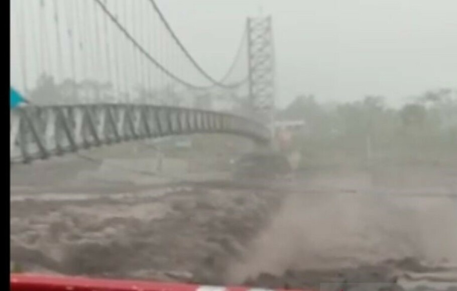 Tangkapan layar: Derasnya banjir lahar dingin Gunung Semeru yang melewati dibawah jembatan gantung Kaliregoyo di Desa Sumberwuluh, Kecamatan Candipuro, Kabupaten Lumajang, Senin sore, 17 Januari 2022.  