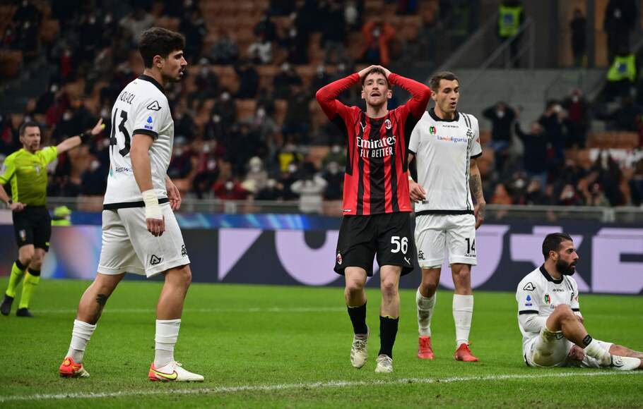 Ekspresi gelandang AC Milan, Alexis Saelemaekers (tengah) usai gagal memanfaatkan peluang melawn Spezia di San Siro, Selasa, 18 Januari 2022.