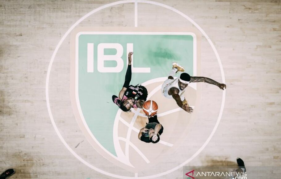 Laga antara West Bandits Solo melawan Rans PIK Basketball dalam laga pembuka Seri I Liga Bola Basket Indonesia (IBL) 2022 di Hall Basket Gelora Bung Karno, Jakarta, Sabtu, 15 Januari 2022.