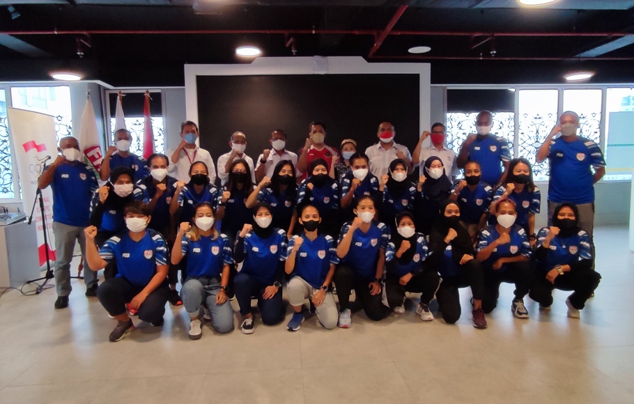 Timnas Hoki Outdoor Putri Indonesia berfoto bersama Pengurus Pusat Federasi Hockey Indonesia (PP FHI). 