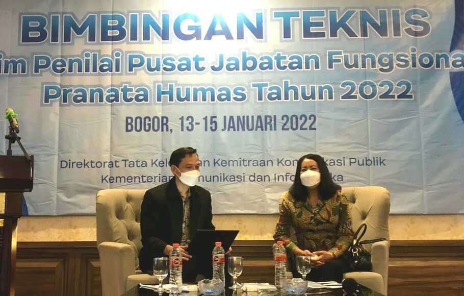 Dr. Rosarita Niken Widiastuti, M.Si (kanan) Staf Khusus Menteri Kominfo bidang Informasi dan Komunikasi Publik, saat menjadi pembicara Bimtek Tim Penilai Pusat Jabatan Fungsional Pranata Humas.