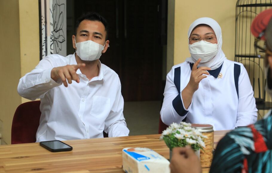  Raffi Ahmad  (kiri) bertemu Menaker, Ida Fauziyah di Jakarta, Senin, 17 Januari 2022.