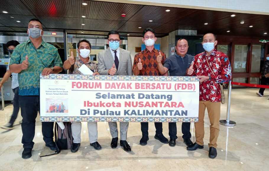 Ketua Panitia Khusus RUU IKN Ahmad Doli Kurnia (ketiga kiri) bersama Forum Rembuk Rakyat Kalimantan.