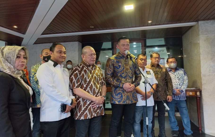 Ketua Umum Partai Demokrat Agus Harimurti Yudhoyono (AHY) memberikan keterangan usai mengadakan pertemuan dengan Ketua DPD, La Nyalla Mattalitti.