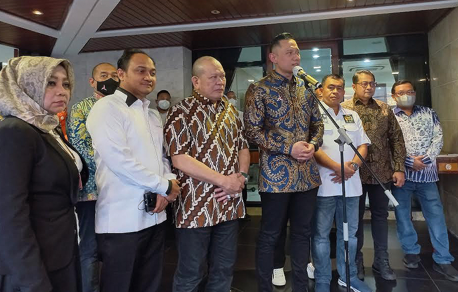 Ketua Umum Partai Demokrat Agus Harimurti Yudhoyono (AHY) menemui Ketua Dewan Perwakilan Daerah (DPD) La Nyalla Mattalitti di kediaman Ketua DPD di kawasan Kuningan, Jakarta, Selasa, 18 Januari 2022.