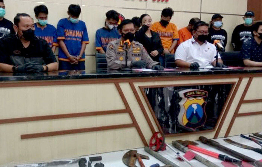 Kabid Humas Polda Jatim Kombes Pol Gatot Repli Handoko saat merilis kasus pencurian kabel bawah tanah milik PT Telkom, di Mapolda Jatim, Surabaya, Selasa, 18 Januari 2022. 