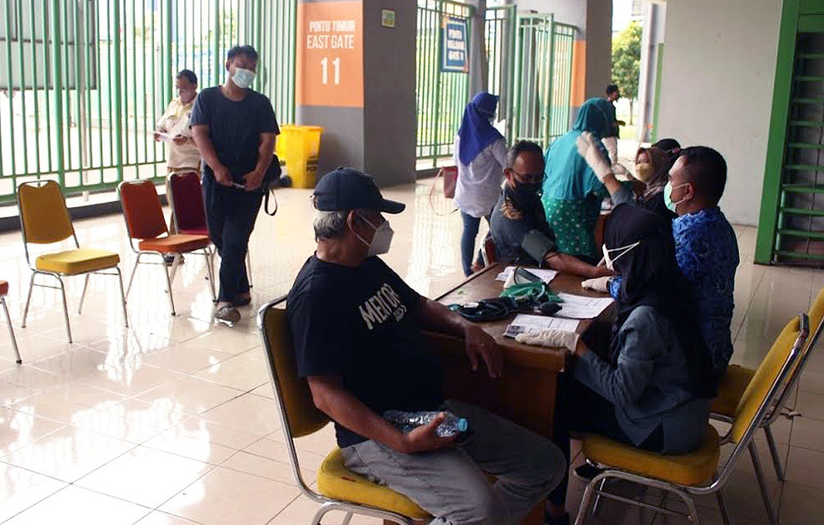 Pelayanan vaksinasi Covid-19 ketiga di Stadion Patriot Candrabhaga, Kota Bekasi, Selasa, 18 Januari 2022