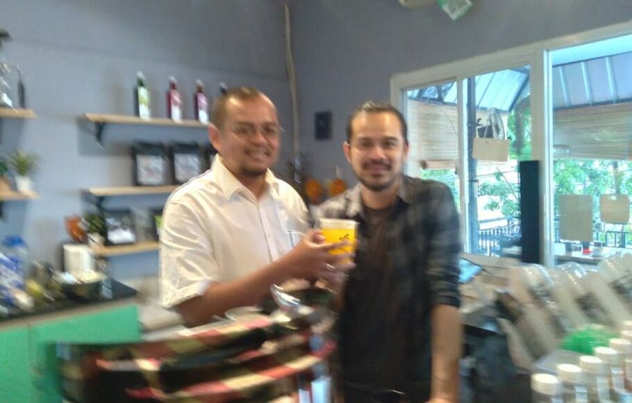 Aktor Roby Tremonti (kanan) berbisnis kuliner dengan menggandeng sahabatnya Aditia Karya dengan membuka kafe bernama Minoeman.