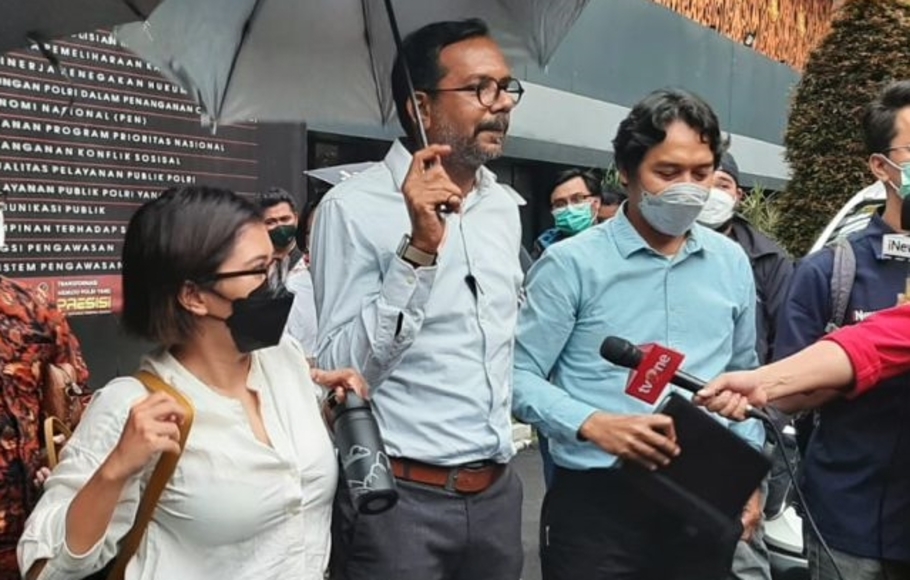 Haris Azhar (tengah) dan Fatia Maulidiyanti (kiri) memberikan keterangan kepada wartawan di Polda Metro Jaya, Jakarta, Selasa 18 Januari 2022. 