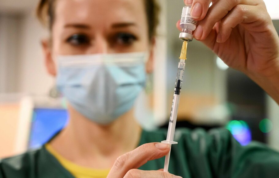 Seorang staf medis menyiapkan jarum suntik dengan dosis vaksin Covid-19 Pfizer-BioNTech di satu klinik swasta di Paris, Prancis, 13 Januari 2021.