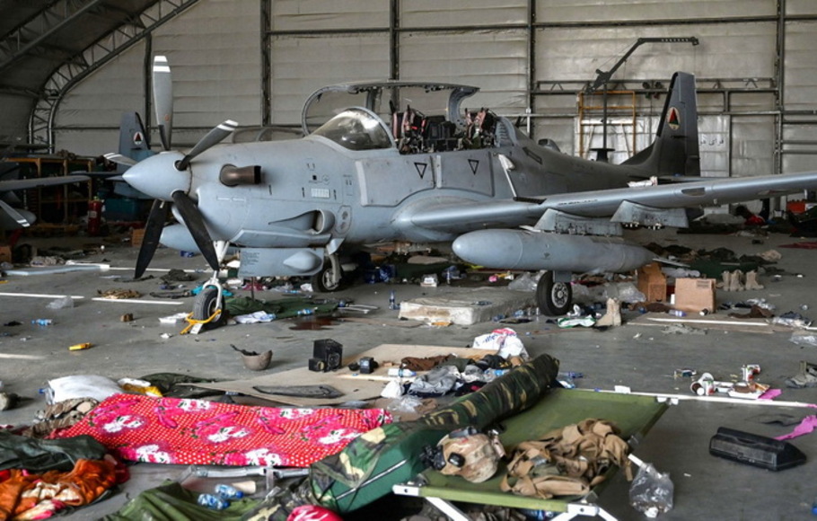 Pesawat jenis Embraer EMB 314 Super Tucano atau A-29 tampak terlantar bersama sampah yang berserakan di salah satu hanggar pesawat di bandara Afghanistan. 