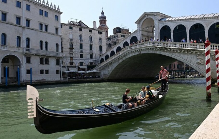 Wisatawan mancanegara kerap menyempatkan diri naik perahu gondola saat berwisata ke Venesia, Italia .