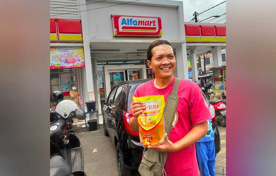 Seorang warga menunjukkan minyak goreng yang dibeli dari sebuah Alfamart di Kota Tangerang, Rabu, 19 Januari 2022.