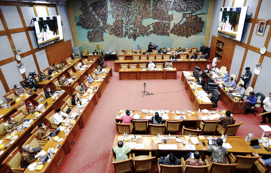 Menteri Pendidikan, Kebudayaan, Riset, dan Teknologi Nadiem Makarim mengikuti rapat kerja dengan Komisi X DPR di Kompleks Parlemen, Senayan, Jakarta,  Rabu, 19 Januari 2022.