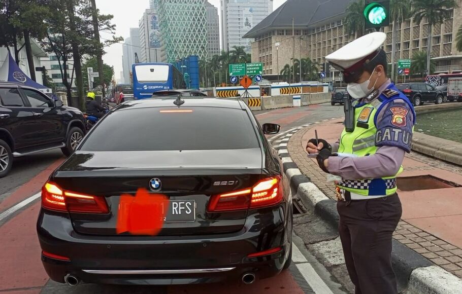Pelanggar lalu lintas di Jalan Medan Merdeka Selatan, Jakarta Pusat, yang menggunakan pelat khusus pada Selasa, 18 Januari 2022.