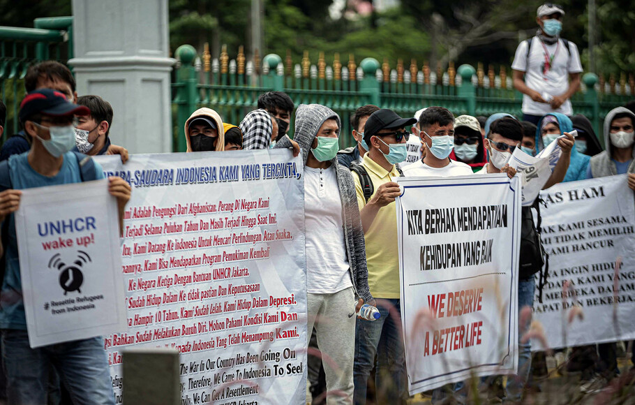 Pencari suaka asal Afghanistan menggelar aksi unjuk rasa di kawasan Monumen Nasional, dekat lapangan IRTI, Jakarta, Rabu, 19 Januari 2022. 