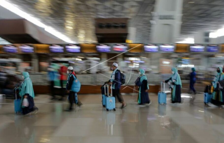 Ilustrasi - Sejumlah calon jamaah umrah berjalan sebelum menaiki pesawat di Terminal 3 Bandara Internasional Soekarno-Hatta, Tangerang, Banten, Sabtu, 8 Januari 2022.  