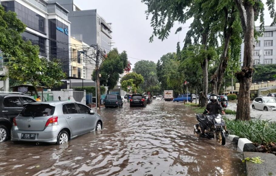 Jalan Bungur Besar Raya, Kemayoran, Jakarta Pusat, tergenang banjir sekitar 30 centimeter usai hujan deras, Selasa, 18 Januari 2022.  