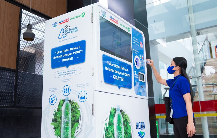 Danone-Aqua dan Alfamart luncurkan reverse vending machine, dalam rangka mengajak konsumen kelola sampah.