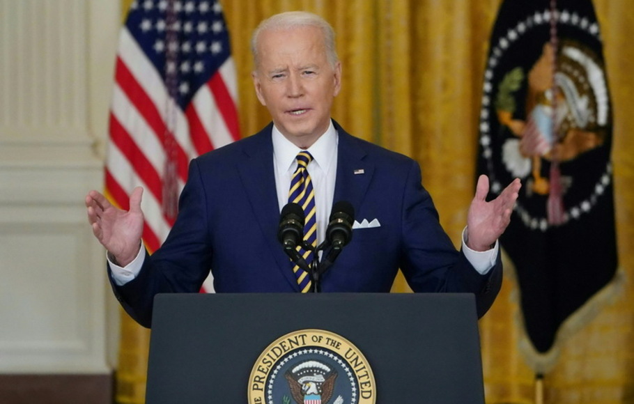 Presiden AS Joe Biden berbicara saat konferensi pers di Ruang Timur Gedung Putih, pada Rabu 19 Januari 2022, di Washington, DC. -