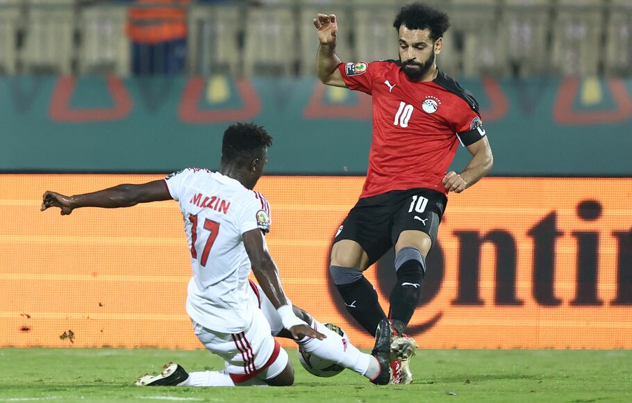 Aksi striker Mesir, Mohammed Salah melewati adangan pemain Sudan di Piala Afrika 2022.